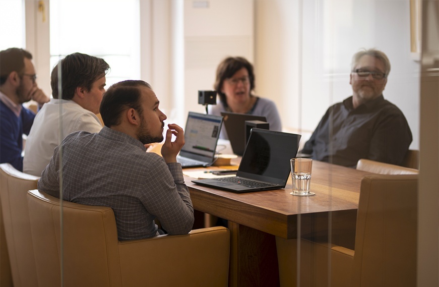 Das IITR Datenschutz Team am Tisch in einer Besprechung